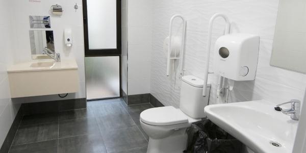 Baños adaptados para personas ostomizadas