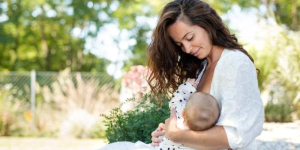 Mujer dando de amamantar a su hijo