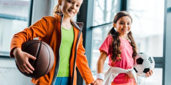 dos niñas con un balón en la mano