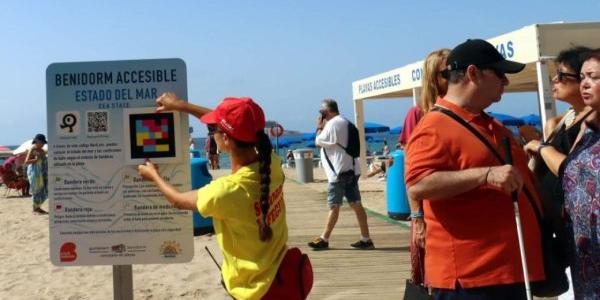 Benidorm incorpora a sus playas códigos NaviLens para informar del mar a las personas con discapacidad