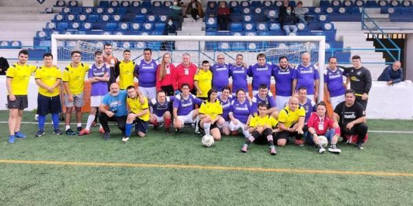 Foto de familia de los equipos de fútbol adaptado de las asociaciones Adizmi y Haszten que participaron en el I Campeonato de deporte adaptado de Ortuella 