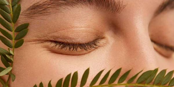 Rostro de una chica cuidando su piel