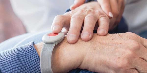 Muchas personas mayores sufren engaños en cuanto al botón rojo