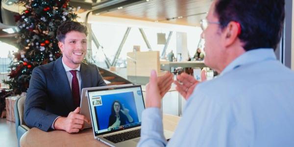 Un cliente con discapacidad auditiva habla con su gestor gracias al sistema de videointerpretación de lengua de signos | Foto de Caixabank