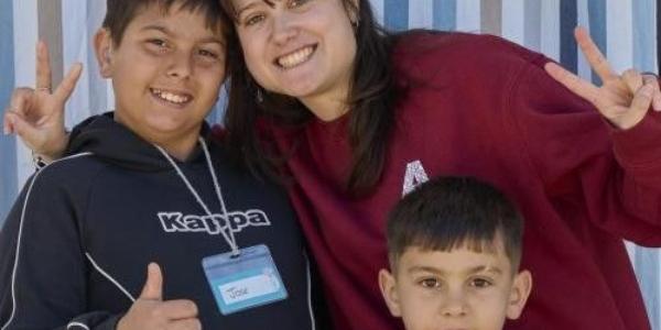 Helena Sánchez, trabajadora social y coordinadora del área de Infancia en la entidad ALFA, junto a José y Leonel