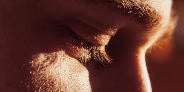 Cara de un hombre con calor extremo