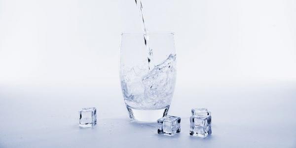 Vaso de agua con hielo