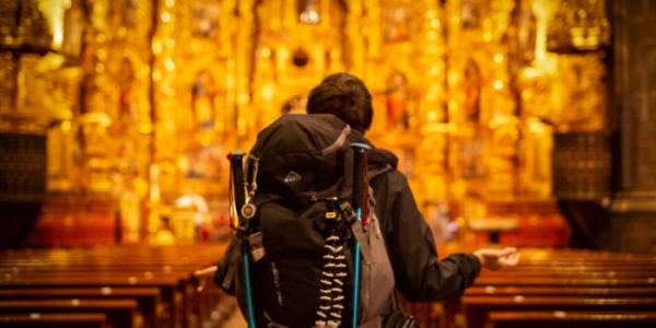 peregrino entrando en la Catedral de Santiago