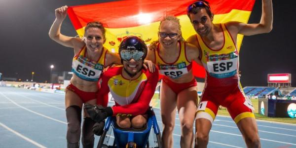 Foto de familia de los deportistas paralímpicos españoles 
