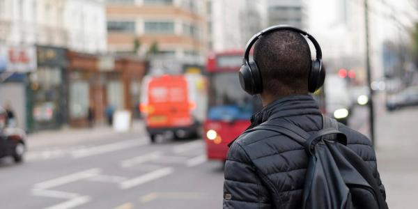 Chico con cascos / Pixabay