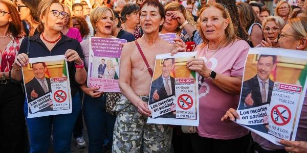 Mujeres en una manifestación para mejorar los cribado de cáncer de mama