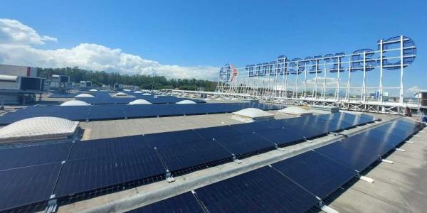 Paneles solares en el tejado de un Carrefour