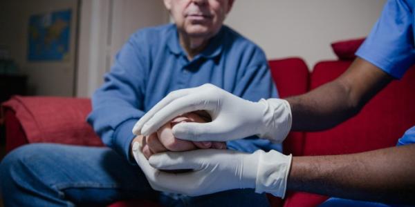 Persona mayor con Parkinson