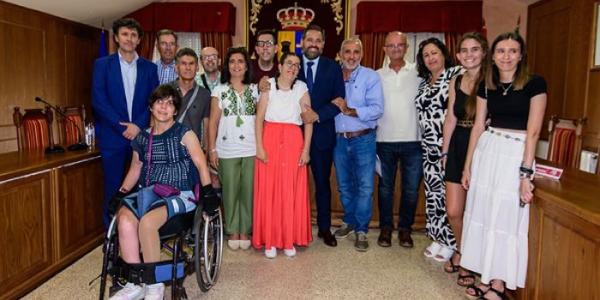 Celia Castellanos con sus compañeros de Corporación, familiares y representantes de Apace Toledo el día de su toma de posesión
