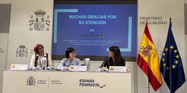 Sara de Torres, Delegada de Derechos Humanos y Agenda Política de Fundación Cermi Mujeres, en el centro 
