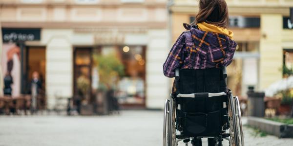 Una mujer joven con discapacidad, en silla de ruedas 