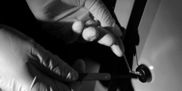 Manos de un cerrajero arreglando una cerradura