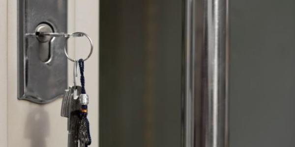 Llaves de una casa puestas en la cerradura