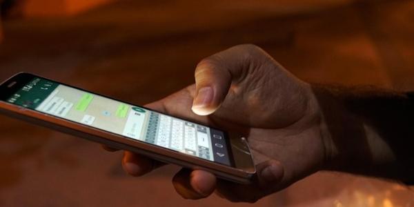 Mano de una persona con el móvil