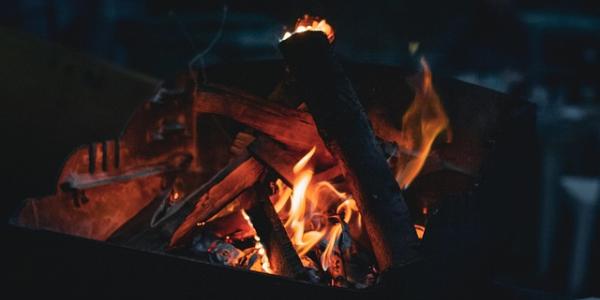 Fuego ardiendo en una chimenea