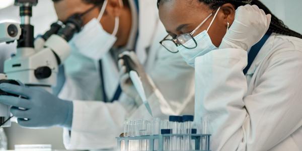 Cientificos en el laboratorio | Foto de 123RF/peopleimages12