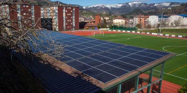 Placas solares sobre el tejado de las gradas del campo de fútbol Argixao en Zumarraga (Guipuzkoa), en 2023.