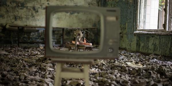 Televisión en un salón destrozado por los bombardeos