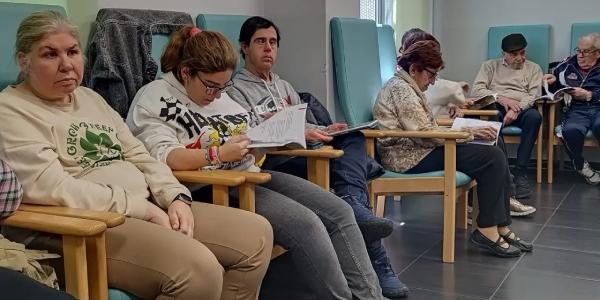 Personas con discapacidad intelectual y mayores con demencia, durante una sesión del club de lectura fácil