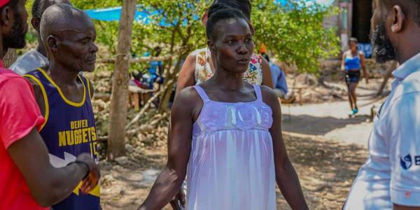 Una madre lucha contra la cólera