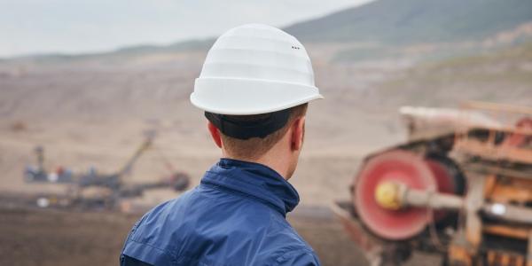 Trabajador extrayendo combustibles fósiles