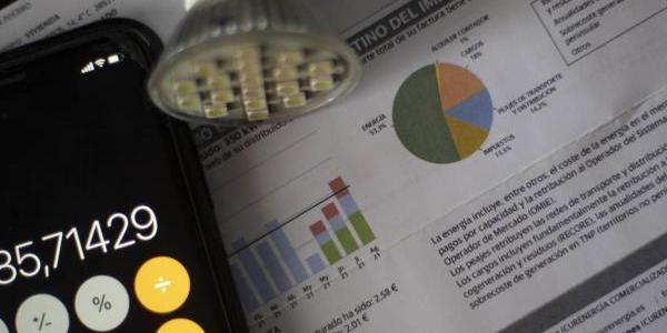 Una factura del consumo de luz. 