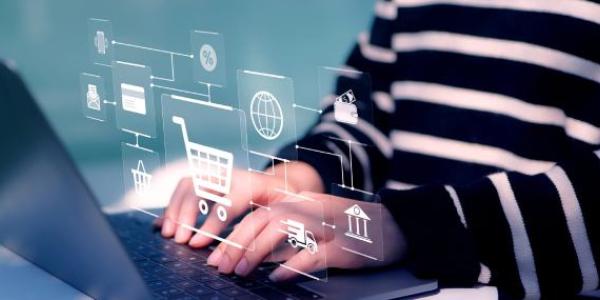 Persona navegando por el comercio electrónico