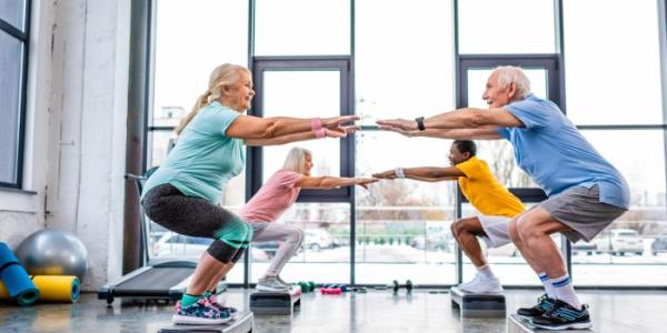 Ancianos haciendo ejercicio