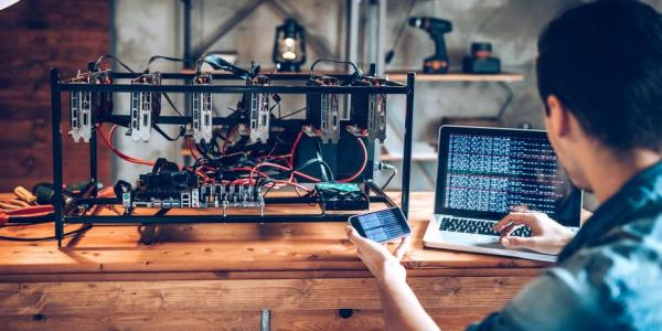 Chico minando bitcoin