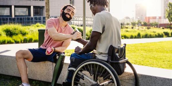 Dos personas con discapacidad