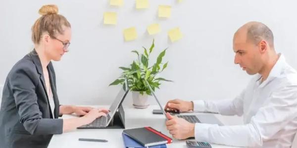 Dos trabajadores en su empresa