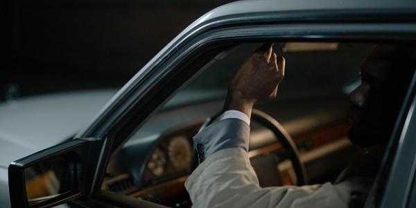 Señor conduciendo un coche