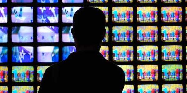 Persona haciendo consumo audiovisual