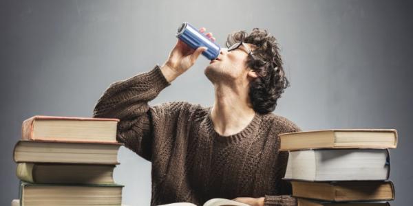 Adolescente consumiendo bebidas energéticas