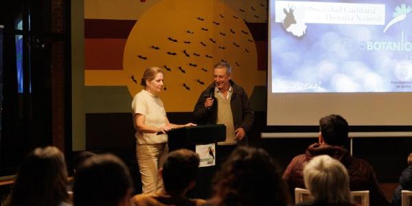 Heike Mai durante la charla sobre contaminación lumínica
