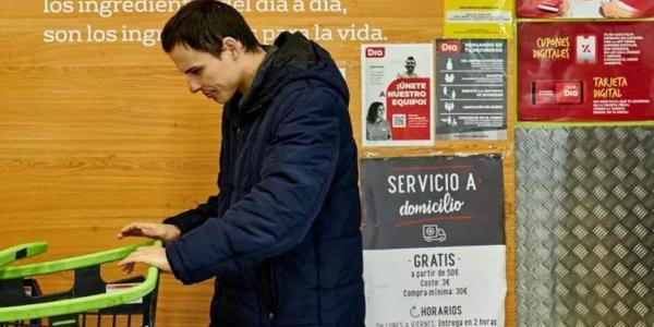 Un persona con discapacidad intelectual haciendo la compra.