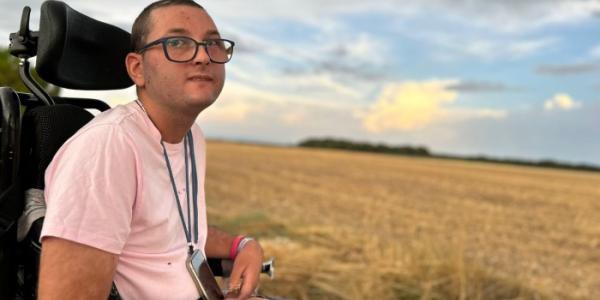Jon Villén, joven con discapacidad, posa en su silla de ruedas 