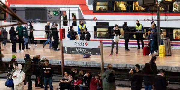 Varias personas en un andén de la estación de Cercanías Puerta de Atocha-Almudena Grandes en Madrid