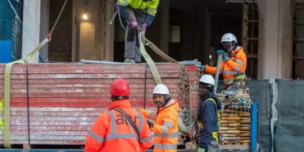 Varios empleados durante una jornada laboral. 