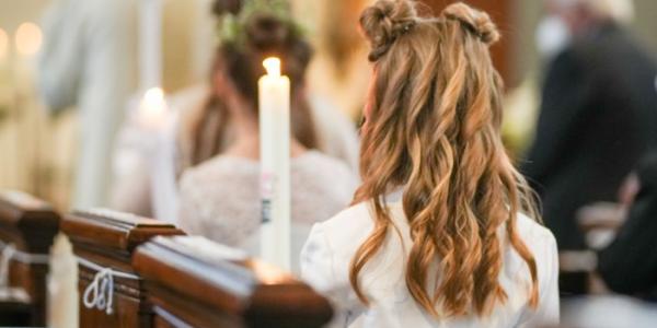 Niña haciendo la Primera Comunión