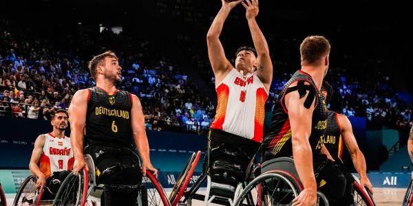 Pincho Ortega intenta encestar en el partido masculino de baloncesto en silla de ruedas entre España y Alemania en los Juegos Paralímpicos de París 2024 