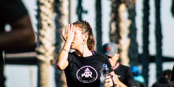 Una persona se hidrata para hacer frente al calor 