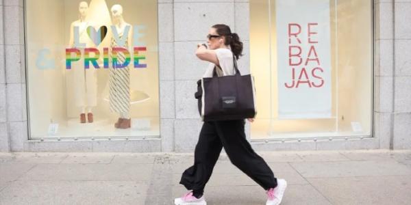 Mujer en las rebajas de verano