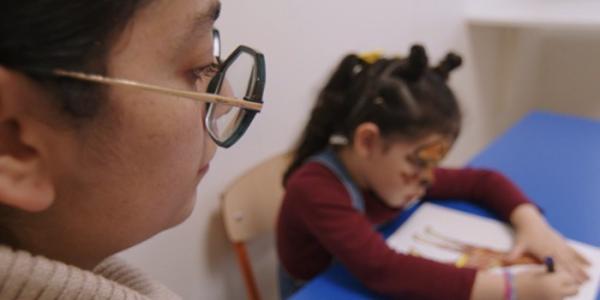 Valentina Vera con su hija recibiendo apoyo en Aceops 