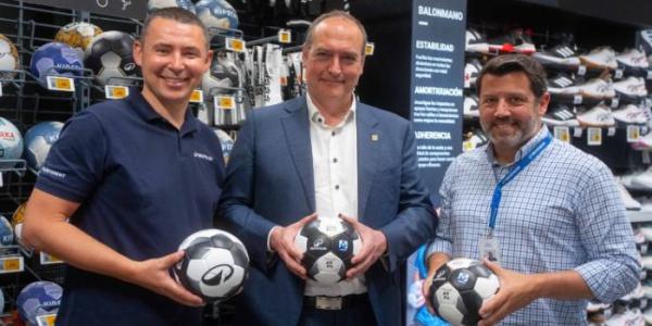 Colaboración entre representantes de Decathlon y la Liga Asobal